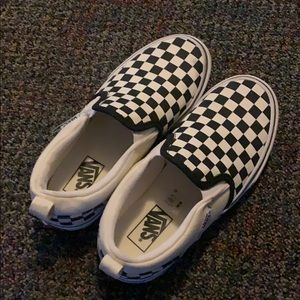 Size 2 kids checkered vans. 🤍🖤